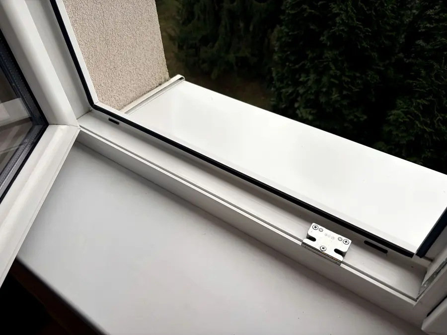 Umyté okno s rámom a parapetom